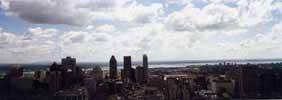canada - qu�bec - Montr&eacute;al : le centre ville 
Ce centre ville est typiquement nord am&eacute;ricain. Les building d affaire sont nombreux et concentr&eacute;s dans ce quartier. Les rues en damier sont &eacute;galement preuves de la relative jeunesse de la ville. 
Cette photo est prise depuis le belv&eacute;d&egrave;re du Mont Royal.