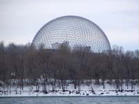 canada - qu�bec - Montr&eacute;al : la biosph&egrave;re du parc Jean Drapeau vue depuis le port de Montr&eacute;al