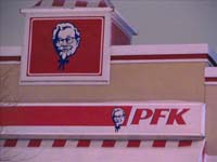 canada - qu�bec - On ne rigole avec le fran&ccedil;ais au Qu&eacute;bec. M&ecirc;me l enseigne KFC (Kentucky Fried Chicken) est devenu PFK (Poulet Frit du Kentucky). 
On pensera aussi fameux chien chaud pour ... hot dog.