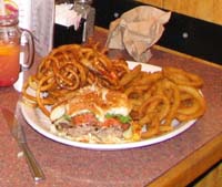 canada - qu�bec - La portion moyenne. Les assiettes sont toujours copieusement fournies. Il est difficile d en arriver &agrave; bout pour nous. Ca n est pas souvent tr&egrave;s &eacute;quilibr&eacute;. C est de la cuisine nord am&eacute;ricaine.