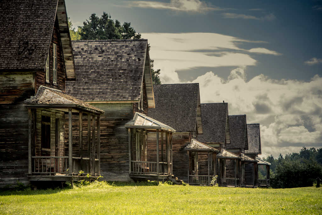 Maisons en rangees non rénovées du village historique de Val Jalbert