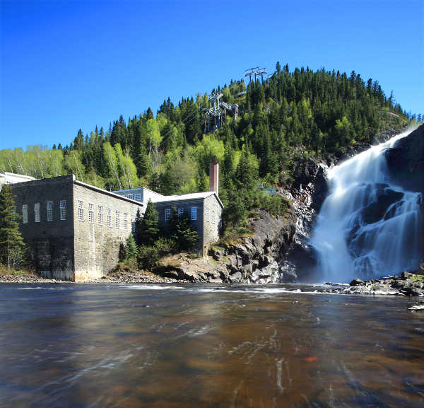 Moulin du village historisque de Val Jalbert lavec chute